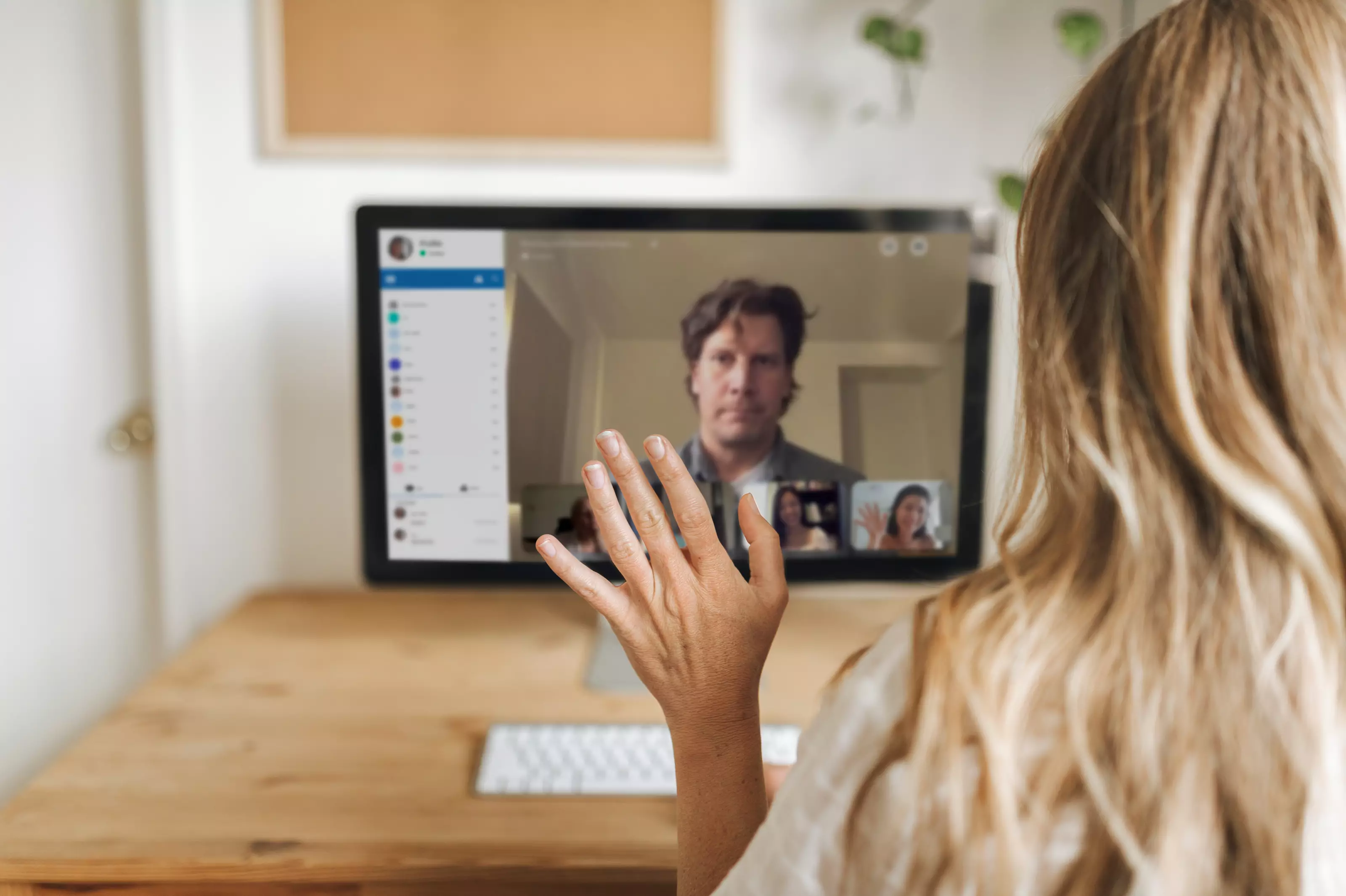 femme-affaires-ayant-videoconference-collegues-pendant-quarantaine-du-coronavirus_161
